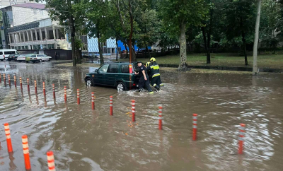 Ploile abundente și vântul puternic au făcut ravagii în toată țara. Salvatorii au deblocat automobile și au defrișat copaci doborâți de vânt. Ce spune IGSU