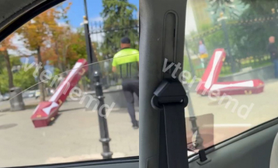 Cinci persoane, reținute după ce au adus sicrie la Președinție. Poliția anunță că acțiunea ar fi fost organizată la indicațiile unui partid politic - VIDEO