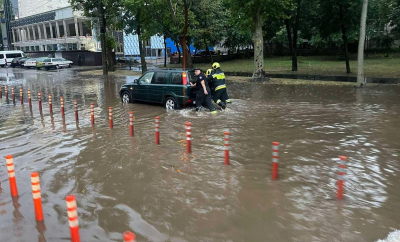Un automobil - blocat pe o stradă inundată, iar altul pe un drum cu noroi. În ce alte situații au intervenit salvatorii, în urma ploii puternice de noaptea trecută - FOTO