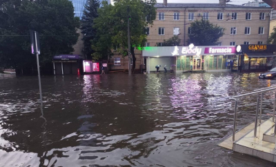 Ploaia torențială a inundat capitala: străzi transformate în râuri și intervenții de urgență toată noaptea - VIDEO

