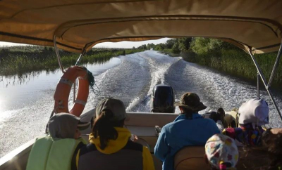Patru oameni au murit după ce o ambarcațiune plină cu turiști s-a răsturnat la Sulina, pe Dunăre, după o furtună. Alte zece persoane au ajuns la spital