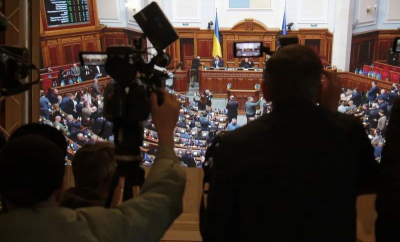 Parlamentul Ucrainei a inversat măsura care a declanșat proteste mari în țară și a provocat nemulțumirea partenerilor occidentali. „Suntem o democrație”, spune Zelenski