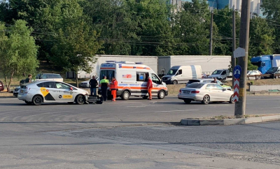 Accident violent în capitală: două mașini, dintre care un taxi, grav avariate. Poliția și ambulanța au intervenit la fața locului - FOTO