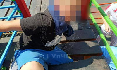 Incident la un teren de joacă din Tiraspol. Un copil a avut nevoie de ajutorul salvatorilor, după ce un picior i-a rămas blocat între scândurile unui pod de lemn - FOTO