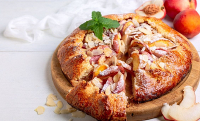 Tartă aromată cu piersici! Iată ce rețetă simplă, nutritivă și ușor de preparat ți-a pregătit nutriționista Carolina Costin - FOTO