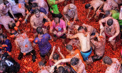A fost nebunie pe străzile unui oraș din Spania. Peste 20 de mii de oameni s-au „bătut” cu roșii, în cadrul celebrului festival Tomatina - VIDEO