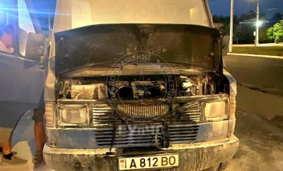 Clipe de groază pentru doi soți din stânga Nistrului: Microbuzul în care se aflau a luat foc - FOTO