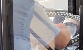 Într-o mână volanul, în alta – telefonul: Șoferul unui troleibuz din Chișinău, surprins navigând pe rețelele sociale - VIDEO