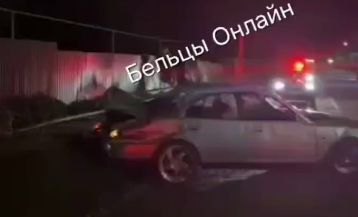 Impact violent la Rîșcani: O mașină a fost grav avariată după ce s-a izbit de un gard. Poliția a intervenit - VIDEO