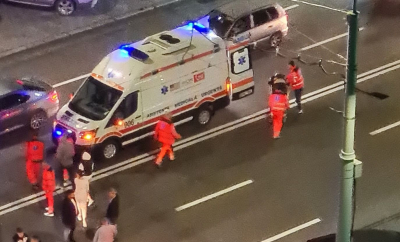 Accident grav în centrul capitalei: o femeie a fost transportată la spital, după ce a fost lovită de o mașină în timp ce traversa strada neregulamentar - FOTO