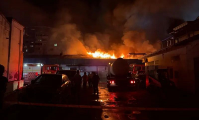Incendiu violent la București. Pompierii se luptă de 12 ore cu flăcările. Fumul a cuprins mai multe cartiere. Aerul - de 7 ori mai poluat decât limita normală - FOTO/VIDEO