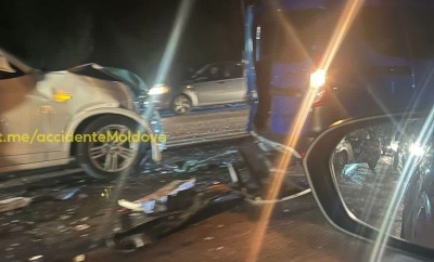 Accident în lanț cu patru automobile implicate, pe o șosea din capitală. Doi șoferi au ajuns la spital - FOTO