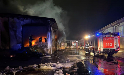 Incendiu devastator pe șoseaua Muncești: un depozit de materiale bituminoase, mistuit de flăcări. 18 autospeciale și 70 de pompieri mobilizați - FOTO