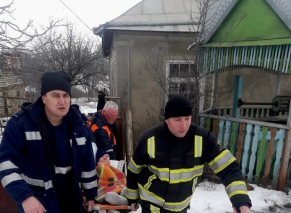 Mai multe ambulante nu au putut ajunge la pacienti din cauza ghetusului, iar cateva autoturisme au derapat de pe sosea. Interventia salvatorilor in mai multe localitati