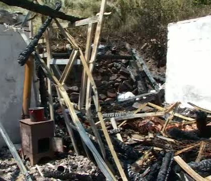 "E mama de caine". Reactia rudelor si vecinilor mamei care si-a lasat copiii sa arda in casa, in timp ce ea cauta alcool