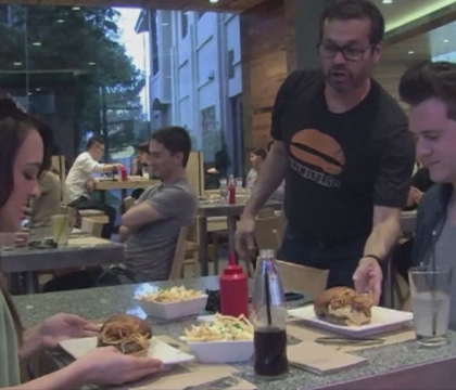 Ingrediente umami, in burgerii unui lant de restaurante din SUA. Cum actioneaza al cincilea gust asupra creierului uman Ingrediente umami, in burgerii unui lant de restaurante din SUA. Cum actioneaza al cincilea gust asupra creierului uman