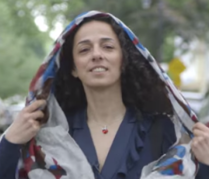 Campania unor femei din Iran care nu mai vor sa isi acopere capul: imaginea devenita simbolul unui protest unic Campania unor femei din Iran care nu mai vor sa isi acopere capul: imaginea devenita simbolul unui protest unic