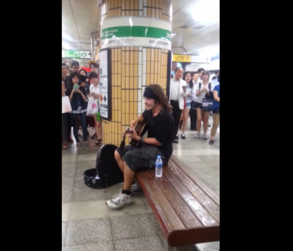 VIDEO - Un tanar se asaza pe o banca, in gara. Ce urmeaza i-a facut pe trecatori sa izbucneasca in ras, apoi le-a dat fiori VIDEO - Un tanar se asaza pe o banca, in gara. Ce urmeaza i-a facut pe trecatori sa izbucneasca in ras, apoi le-a dat fiori