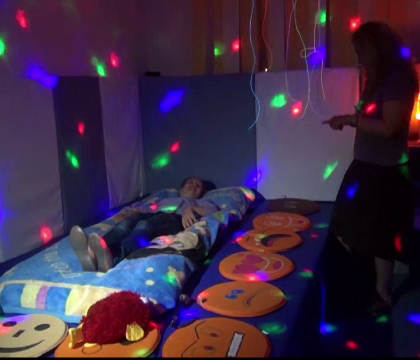Camera ce le schimba viata copiilor cu dizabilitati. Cum le sunt stimulate vazul, auzul si mirosul Camera ce le schimba viata copiilor cu dizabilitati. Cum le sunt stimulate vazul, auzul si mirosul