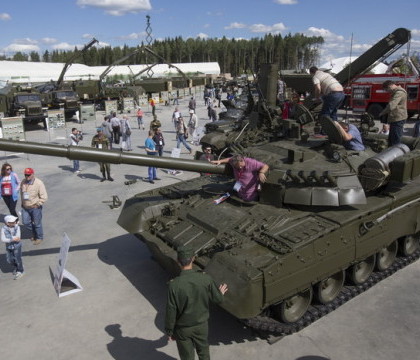 Vladimir Putin a inaugurat un Disneyland militar, unde tinerii vor putea conduce tancuri si se vor putea juca cu arme grele