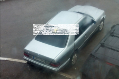 FOTO. Vrea sa fie POLITIST. Ce si-a lipit soferul unui MERCEDES pe geamul din spate