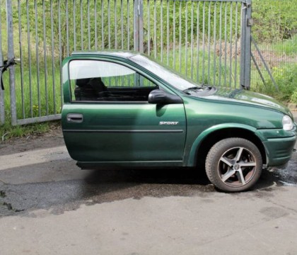 Suparat, un barbat s-a filmat in timp ce a taiat in doua toate lucrurile pe care le-a impartit cu fosta iubita. VIDEO INEDIT