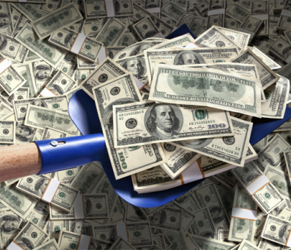 A gasit in fata casei sale o punga cu 60.000 de dolari. Ce a facut in momentele urmatoare un politist din Ecuador