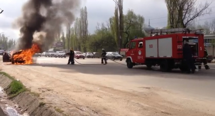 Momentul in care o masina e MISTUITA DE FLACARI pe o strada din capitala. VIDEO