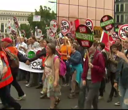 Protest impotriva masurilor de austeritate. Zeci de mii de britanici au iesit in strada: Sectorul public e micsorat si ranit Protest impotriva masurilor de austeritate. Zeci de mii de britanici au iesit in strada: Sectorul public e micsorat si ranit