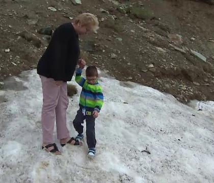 Singurul loc din Romania din care iarna nu a plecat inca. Turistii se distreaza in zapada: "Ne bucuram de natura"