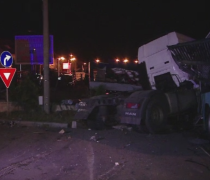 Spaima cumplita pentru un cuplu de tineri. TIR-ul in care se aflau a ramas fara frane si a intrat in plin intr-un autobuz Spaima cumplita pentru un cuplu de tineri. TIR-ul in care se aflau a ramas fara frane si a intrat in plin intr-un autobuz