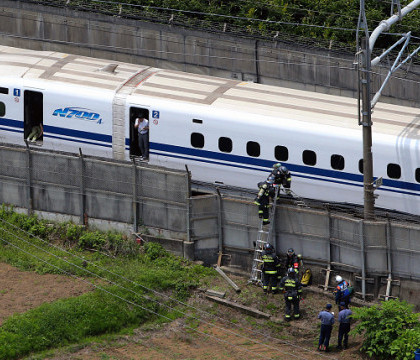 Un barbat si-a dat foc intr-un tren de mare viteza din Japonia. O femeie a facut un stop cardiac cand a vazut scenele