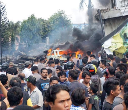 Un avion militar Hercules indonezian s-a prabusit in Sumatra intr-o zona locuita. Sunt cel putin 30 de morti. FOTO si VIDEO Un avion militar Hercules indonezian s-a prabusit in Sumatra intr-o zona locuita. Sunt cel putin 30 de morti. FOTO si VIDEO
