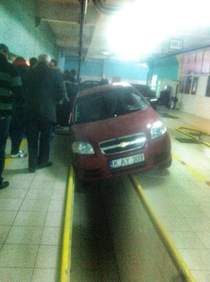 A intrat cu masina in groapa dintr-un service auto. Fapta bizara a unui sofer din Chisinau. FOTO A intrat cu masina in groapa dintr-un service auto. Fapta bizara a unui sofer din Chisinau. FOTO