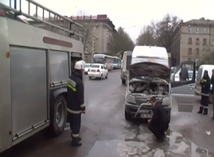 Microbuz in FLACARI la Balti. Focul a distrus vehiculul si nu se stie de la ce a pornit incendiul. VIDEO Microbuz in FLACARI la Balti. Focul a distrus vehiculul si nu se stie de la ce a pornit incendiul. VIDEO