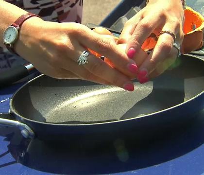 Temperaturi de 40 de grade Celsius in vestul Europei. Britanicii au vrut sa vada daca se prajeste oul in tigaie, la soare Temperaturi de 40 de grade Celsius in vestul Europei. Britanicii au vrut sa vada daca se prajeste oul in tigaie, la soare