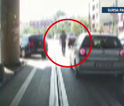 Un gest de omenie, facut de un tanar din Iasi, a ajuns viral. Ce a facut cand a observat cat de greu se deplasa o batrana Un gest de omenie, facut de un tanar din Iasi, a ajuns viral. Ce a facut cand a observat cat de greu se deplasa o batrana
