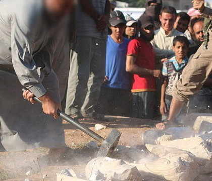 ISIS loveste din nou in civilizatie. Jihadistii au zdrobit si facut bucati o statuie veche de 2000 de ani in Palmira ISIS loveste din nou in civilizatie. Jihadistii au zdrobit si facut bucati o statuie veche de 2000 de ani in Palmira