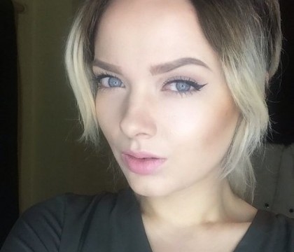O bloggerita de beauty din Marea Britanie le-a aratat oamenilor cum arata fara machiaj. Reactiile lor au facut-o sa planga - VIDEO