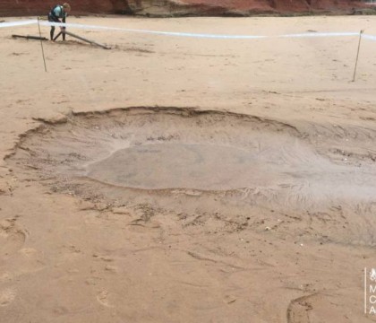 Pe o plaja din Marea Britanie a aparut o gaura misterioasa de peste 4 metri adancime. Arunca in aer jeturi de apa si .. melci Pe o plaja din Marea Britanie a aparut o gaura misterioasa de peste 4 metri adancime. Arunca in aer jeturi de apa si .. melci