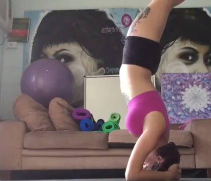 Ce se intampla cand o tanara incearca sa-si demonstreze talentul la yoga. Clipul viral de 3.5 milioane de afisari: VIDEO Ce se intampla cand o tanara incearca sa-si demonstreze talentul la yoga. Clipul viral de 3.5 milioane de afisari: VIDEO