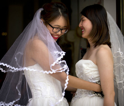 Gestul lor face inconjurul lumii. Cum au decis doua lesbiene din China sa isi oficializeze relatia, una interzisa de lege Gestul lor face inconjurul lumii. Cum au decis doua lesbiene din China sa isi oficializeze relatia, una interzisa de lege