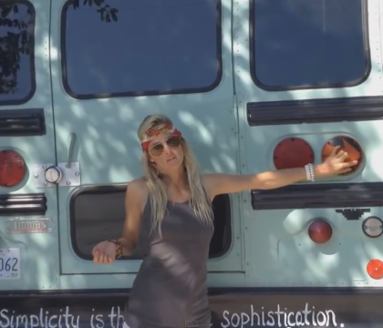 VIDEO / A transformat un autobuz scolar intr-o locuinta de lux. Cum arata casa acestei tinere din Statele Unite VIDEO / A transformat un autobuz scolar intr-o locuinta de lux. Cum arata casa acestei tinere din Statele Unite