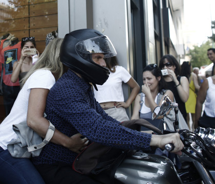 Imaginea zilei. Cum a plecat Yanis Varoufakis de la guvern dupa ce a anuntat ca va "purta cu mandrie dezgustul creditorilor"