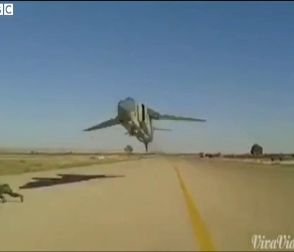 Cea mai periculoasa cascadorie aeriana facuta vreodata. Momentul in care un avion trece chiar pe deasupra unui privitor Cea mai periculoasa cascadorie aeriana facuta vreodata. Momentul in care un avion trece chiar pe deasupra unui privitor