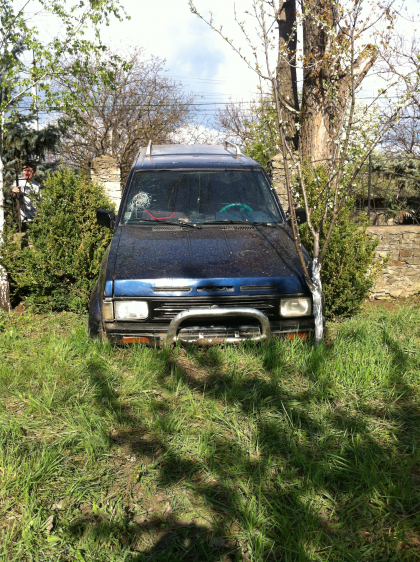 Cu masina direct in casa. Vezi "isprava" unui moldovean in ziua de Pasti. FOTO Cu masina direct in casa. Vezi "isprava" unui moldovean in ziua de Pasti. FOTO