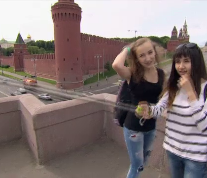 Moda selfie-urilor a luat o intorsatura dramatica In Rusia. Cum isi risca tinerii viata de dragul unei fotografii Moda selfie-urilor a luat o intorsatura dramatica In Rusia. Cum isi risca tinerii viata de dragul unei fotografii