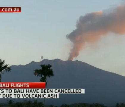 Mii de turisti, blocati pe aeroporturile din Indonezia. Eruptia vulcanului Mount Raung perturtba traficul aerian Mii de turisti, blocati pe aeroporturile din Indonezia. Eruptia vulcanului Mount Raung perturtba traficul aerian