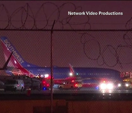 Panica la bordul unui avion Southwest Airlines. Pasagerii au privit ingroziti cum unul dintre motoare explodeaza la decolare Panica la bordul unui avion Southwest Airlines. Pasagerii au privit ingroziti cum unul dintre motoare explodeaza la decolare