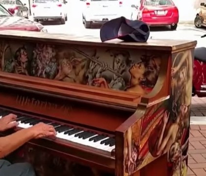 A trait pe strazi 7 ani si renuntase complet la speranta. Cum arata acest om al strazii dupa ce a fost tuns si barbierit A trait pe strazi 7 ani si renuntase complet la speranta. Cum arata acest om al strazii dupa ce a fost tuns si barbierit